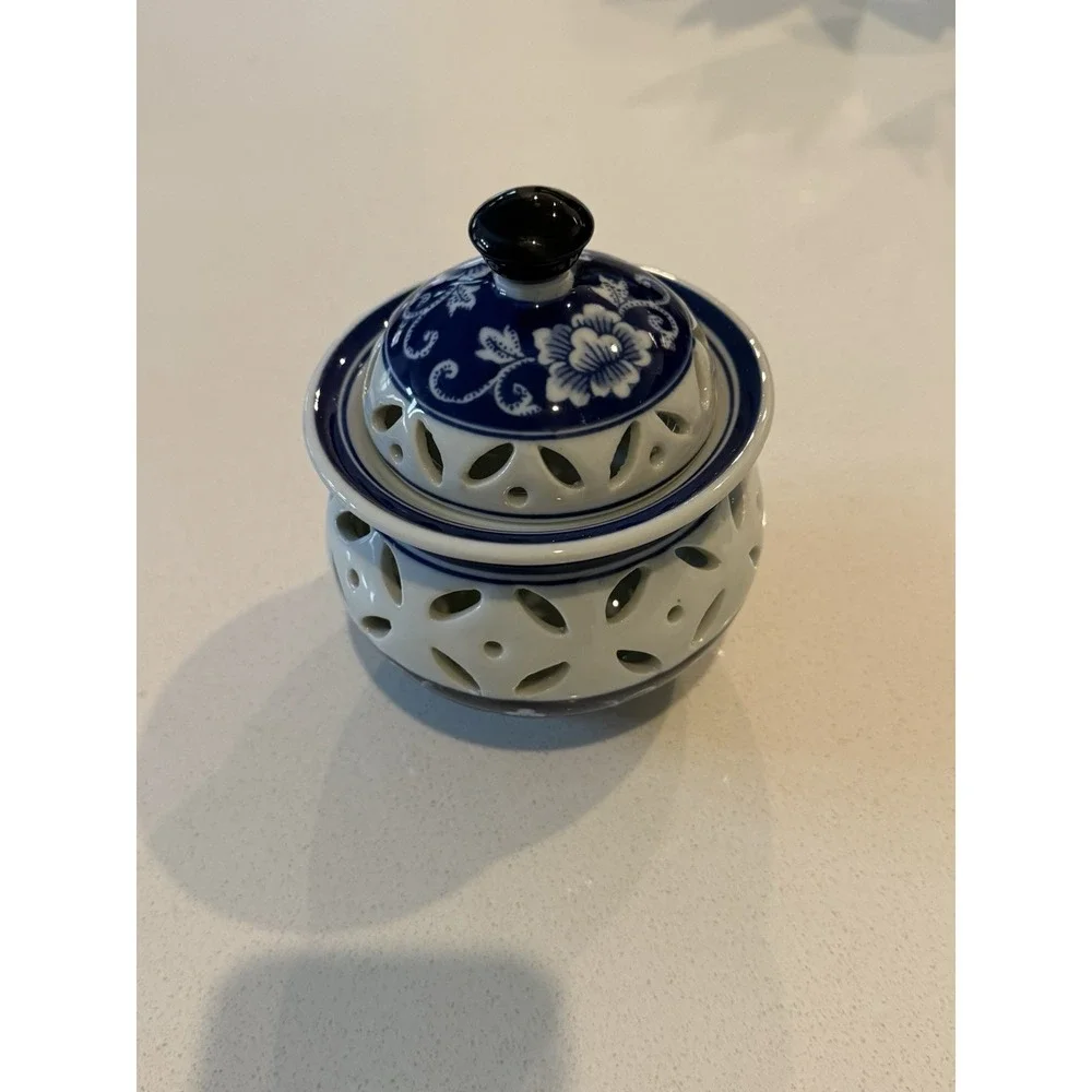 Bombay Company Potpourri Jar Blue White Floral With Lid 6